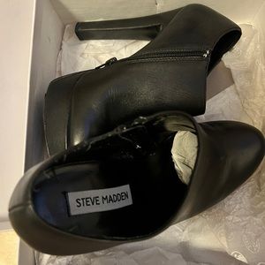 Black Steve Madden booties sized 8 leather